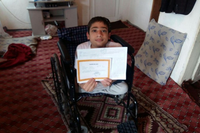 Ağrı’da engelliler karnelerini evlerinde aldı