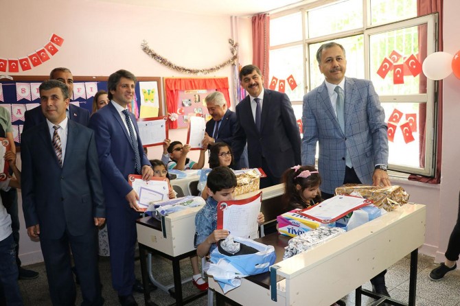 Gaziantep'te görme engellilerin karne sevinci