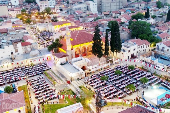 Gaziantep’te her gün binlerce kişi iftar yemeğinde bir araya geliyor