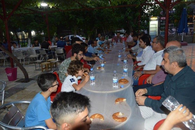 Simit su ve hurma ile İftar