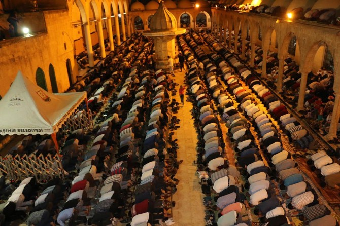 Kadir Gecesinde Dergâh Camisi tıklım tıklım doldu