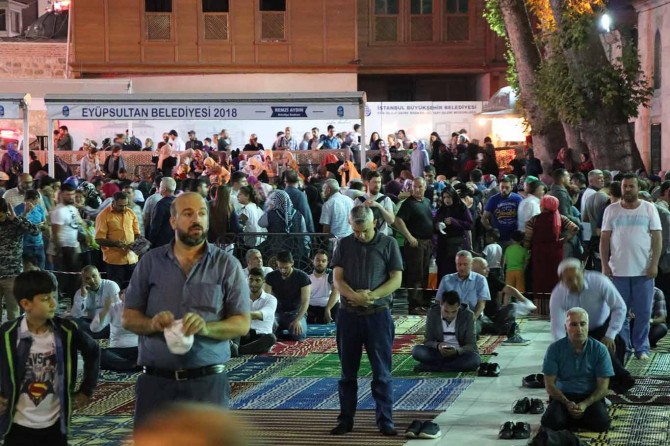 İstanbul'da camiler dolup taştı