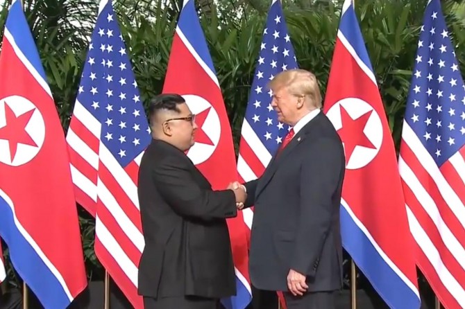 Trump ve Kim buluştu