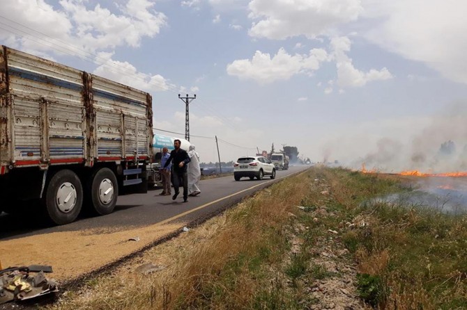 Anız yangını kazaya sebep oldu bir’i bebek 5 kişi yaralandı