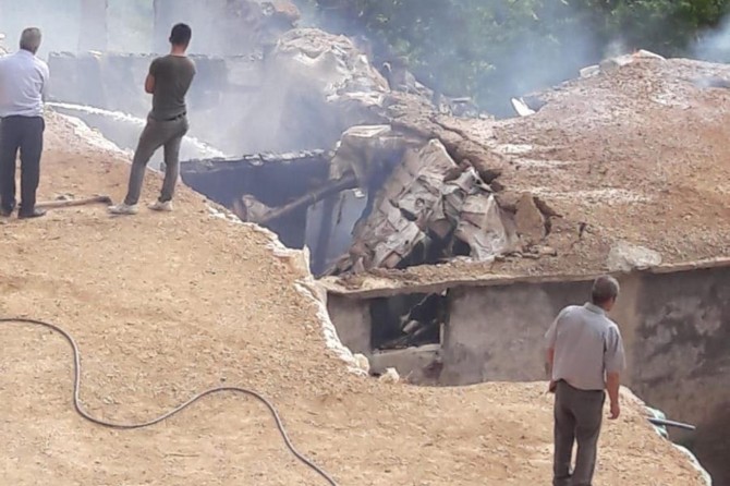 Çıkan yangında kerpiç ev küle döndü