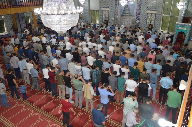 Siirtliler bayram namazı için camilere akın etti
