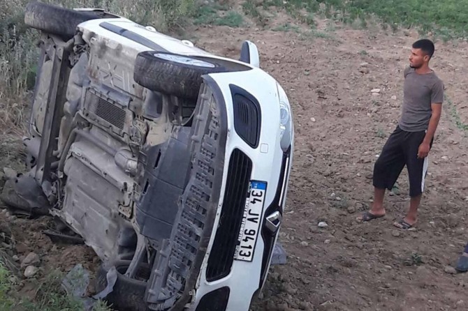 Seyir halindeki araç şarampole yuvarlandı