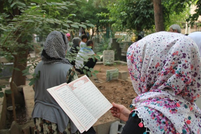 Bi dîmenan ziyaretan qebristanê