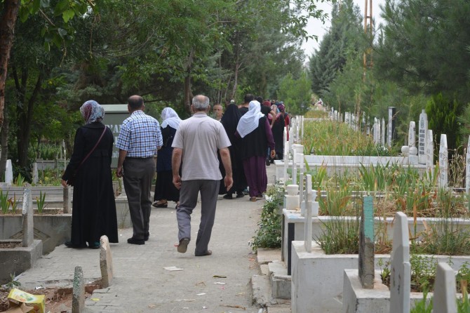 Bayramın ilk gününde mezarlıklar ziyaretçi akınına uğradı