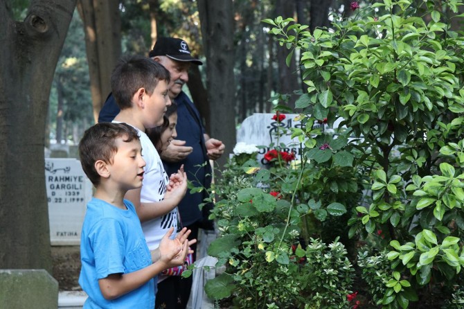 İstanbul'da kabirler ziyaretçilerle doldu taştı