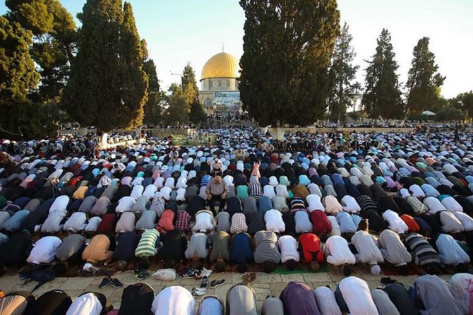 Bi dehhezaran Filistînî nimêja îdê li Mescîda Eqsayê kirin