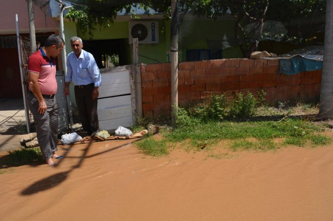​ Sulama kanalından taşan su beldeyi bastı