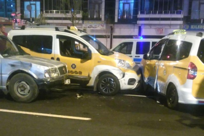 Diyarbakır’da Göletli Park civarındaki zincirleme kazada 2 kişi yaralandı