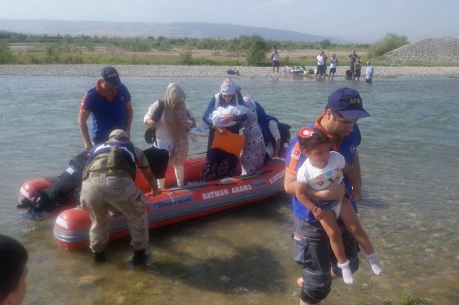 Batman Çayında mahsur kalan 23 kişi kurtarıldı