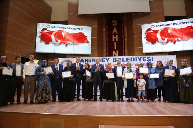 ​Gaziantep’te okuma-yazma kursunu tamamlayan kadınlara sertifikaları verildi