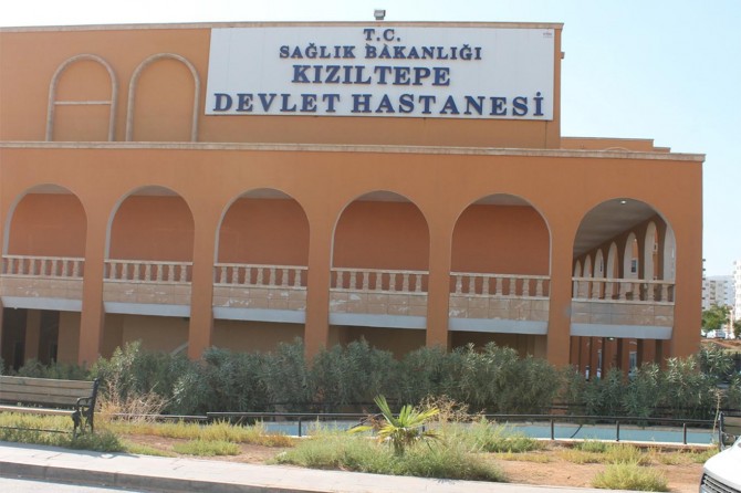 Mardin Kızıltepe'de seçim aracına asılan çocuk düşerek ağır yaralandı