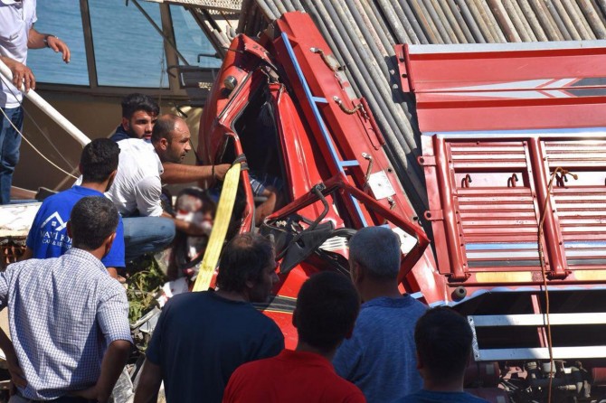 Qamyon ket restorantê: 3 mirî