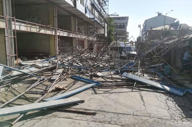 Beton pompasının çarptığı inşaat iskelesi çöktü