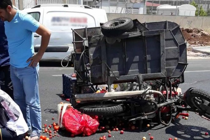 Diyarbakır-Şanlıurfa Karayolunda ticari araç sepetli motosiklete çarptı