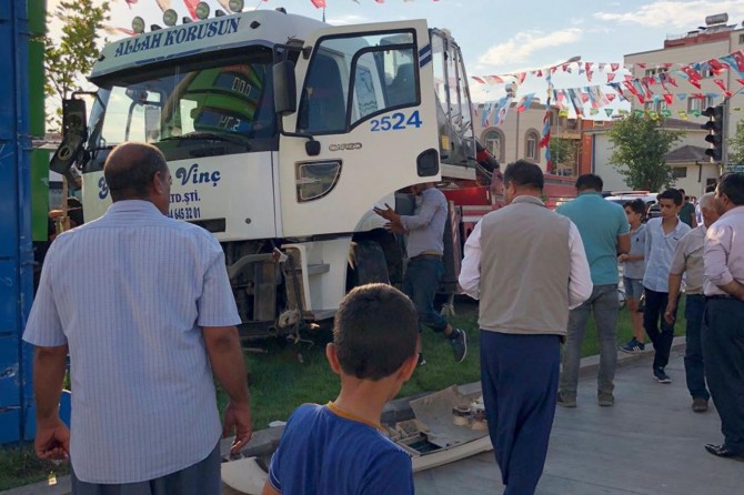 El freni çekilmeyen vinç 2 kişiye çarptı