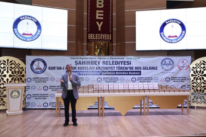 Kur’an-ı Kerim okumayı öğrenen kadınlara sertifika verildi