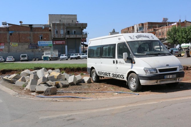 Belediyenin eksik bıraktığı çevre düzenlemesine esnaftan tepki