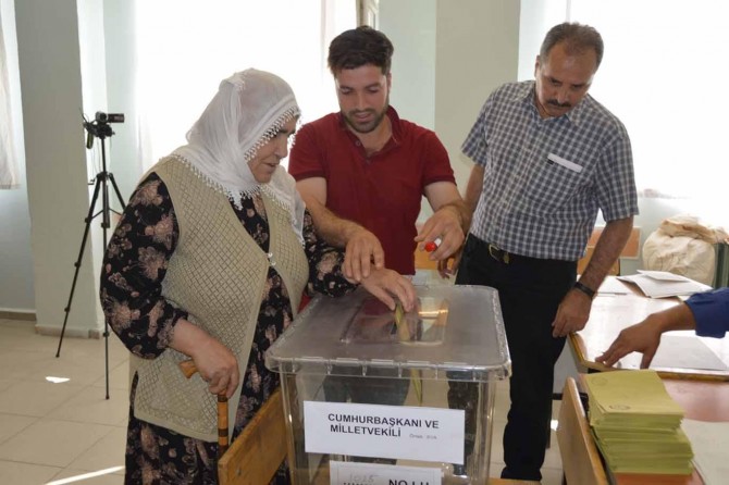 Siirt'te oy kullanma işlemi başladı