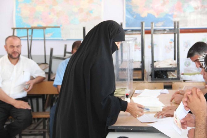 Van'da seçmenler oy kullanıyor