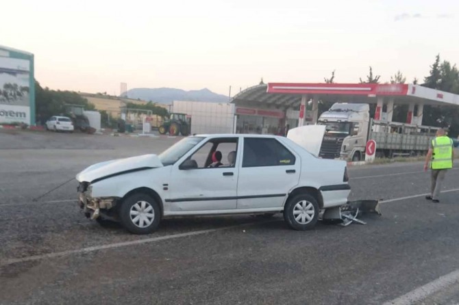 İki otomobil çarpıştı: 4 yaralı