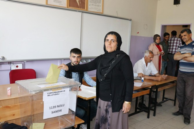 Bingöl’de ilk oylar kullanılmaya başlanıldı