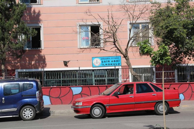Seçimle ilgili görüntü almak isteyen muhabire engel