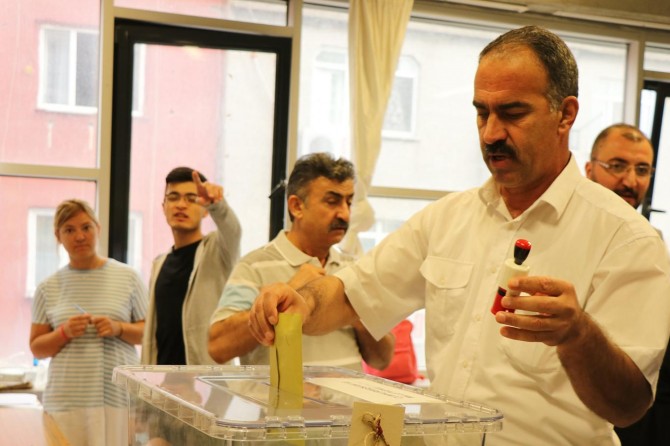 İstanbullular seçime yoğun ilgi gösterdi