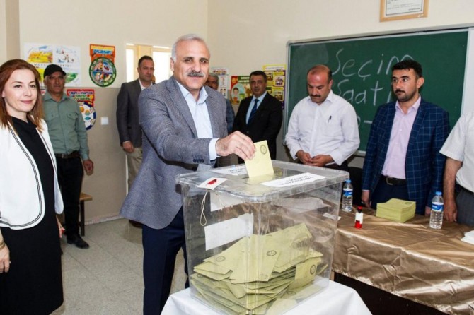 Vali Zorluoğlu sandık başına gitti