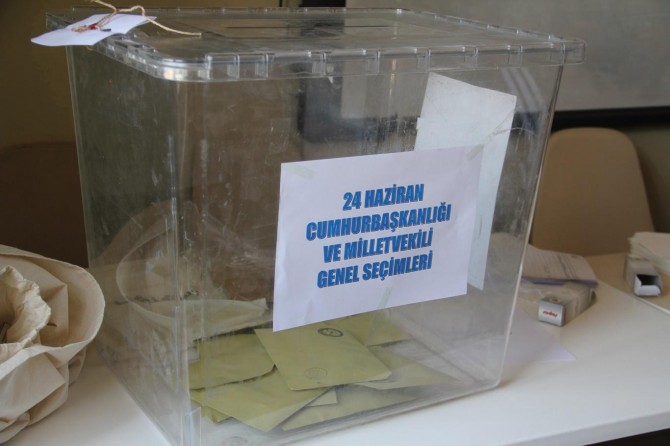 Batman ve Diyarbakır'da 5 yabancı uyruklunun oy kullanılan binalara girişi engellendi