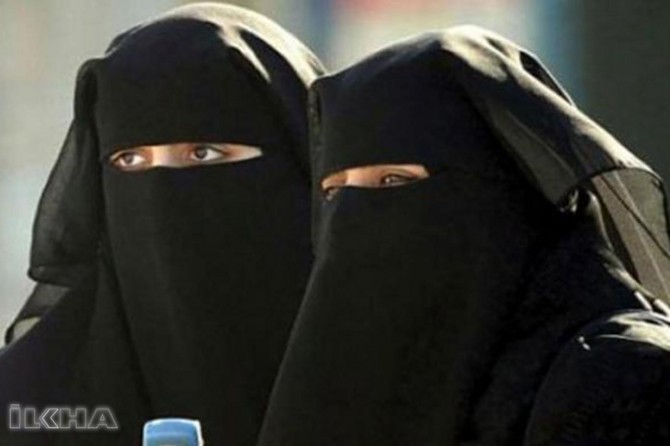 Dutch bans burqa in public places