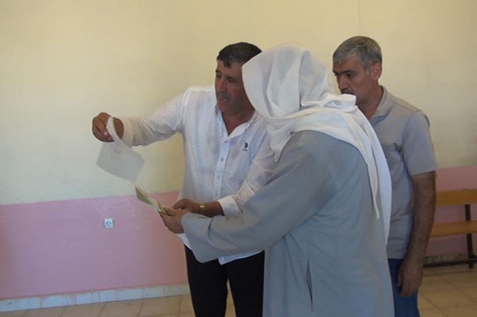 Seçmeni HDP’ye oy vermeye yönlendiren muhtar kameraya yansıdı