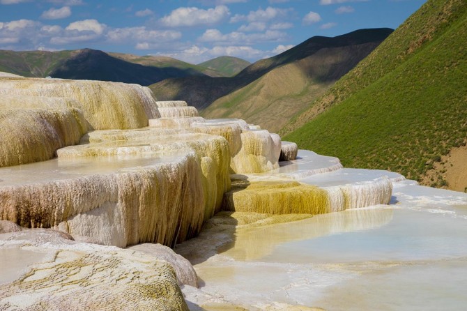 Başkal'deki travertenler göz kamaştırıyor
