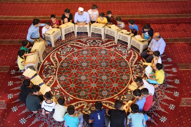 Ailelerin Kur’an kurslarına ciddi anlamda önem vermeleri gerekir