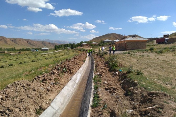 Van Büyükşehir Belediyesi Taşdöndürenli çiftçileri suya kavuşturdu