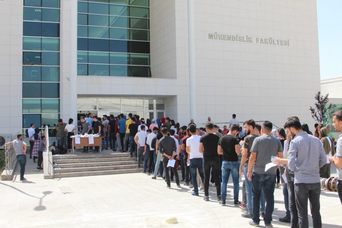 Şırnaklı öğrenciler üniversiteye gidebilmek için ter döküyor