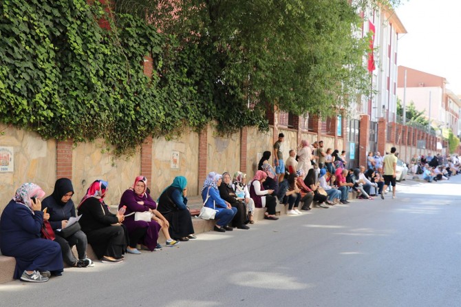Öğrenciler sınavda aileleri ise dışarıda ter döküyor