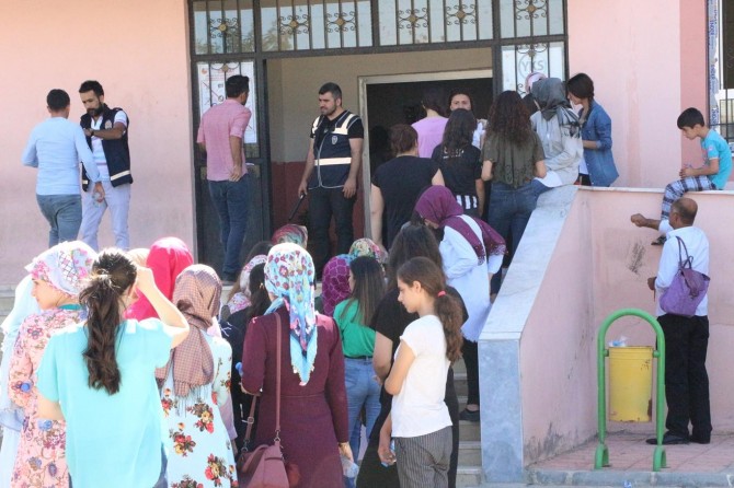 Mardin'de öğrenciler içerde aileleri dışarda terk döktü