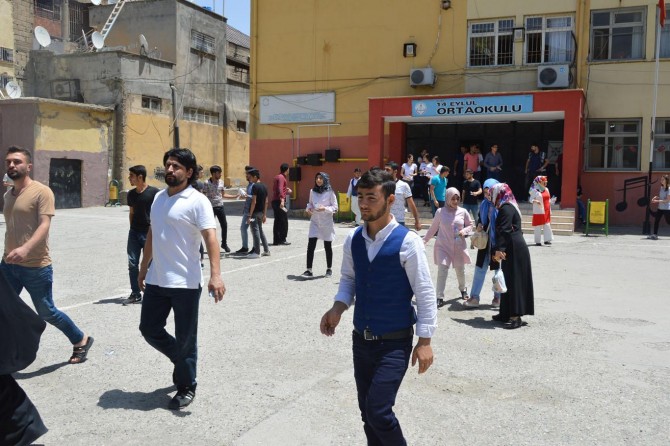 YKS'nin ilk sınavı üniversite adayları için zorlu geçti