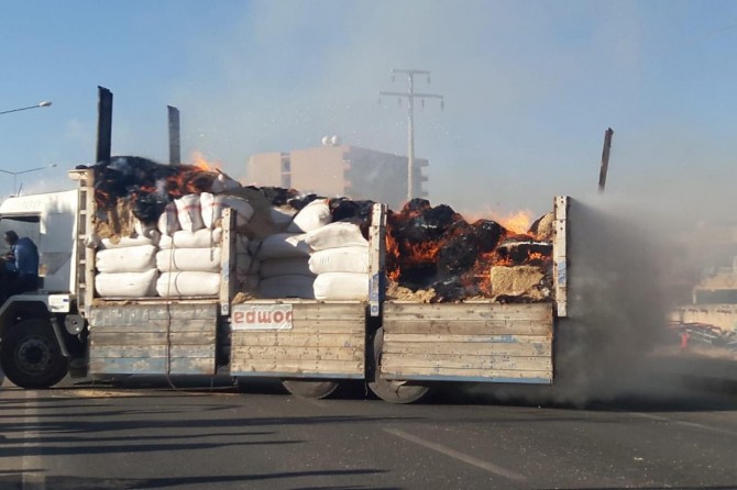 Kızıltepe'de alev alan saman yüklü kamyon korkuttu