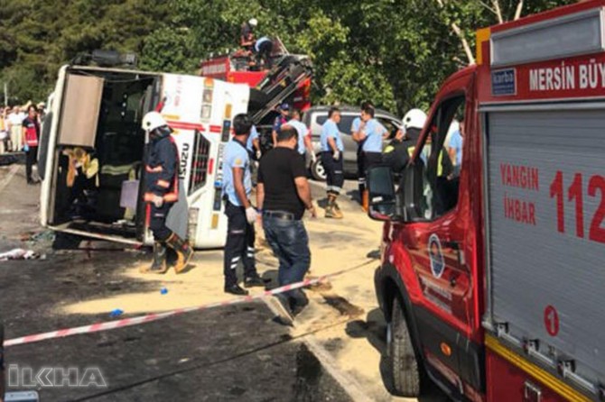 Minibus carrying agricultural workers crashes: 3 dead, 30 injured