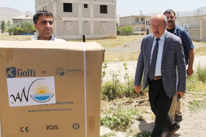 Van Büyükşehir Belediyesinden 3 çocuğa tekerlekli sandalye