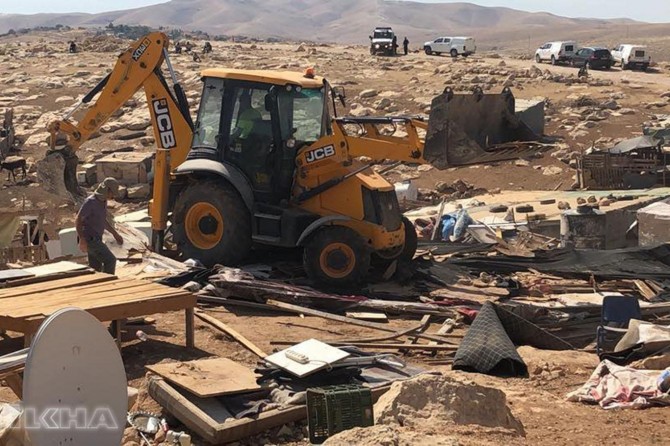 Occupation forces attack demonstrators in Khan Al-Ahmar: 35 injured