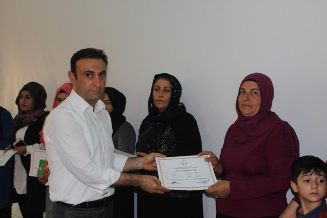 Mardin Nusaybin'de yetişkinlere okuma yazma sertifikası verildi