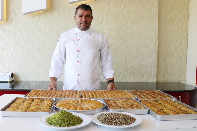 Antep fıstığı baklavacıların yüzünü güldürüyor
