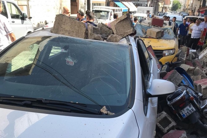 Gaziantep’te çöken duvar araçları kullanılamaz hale getirdi